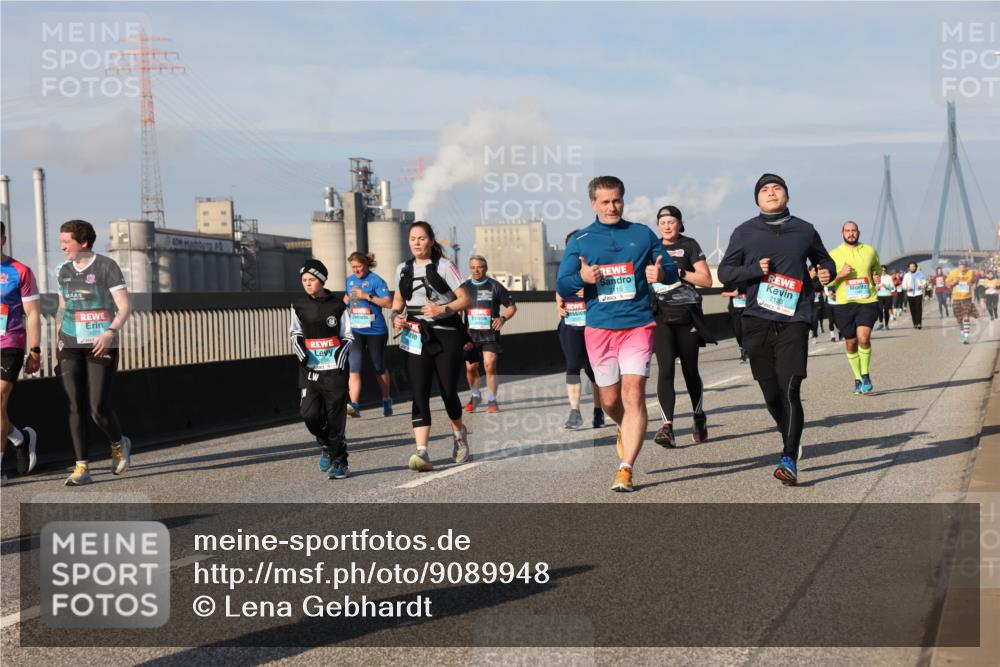 03.10.2025 - Köhlbrandbrückenlauf Lena Gebhardt http://msf.ph/oto/9089948 03.10.2025 10:07:24 Position 2 3077, 2239, 2133 meine-sportfotos.de