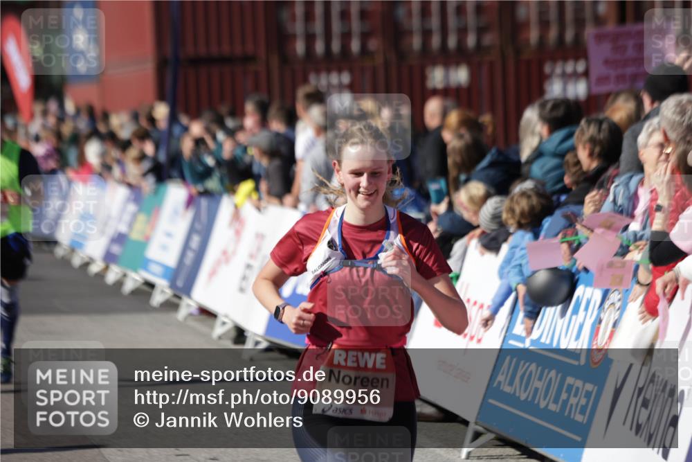 03.10.2025 - Köhlbrandbrückenlauf Jannik Wohlers http://msf.ph/oto/9089956 03.10.2025 13:19:28 Ziel 4593, 4691, 4971, 5009, 5405, 5443, 5451, 5578, 6057, 6230, 6576, 6753, 6776 meine-sportfotos.de
