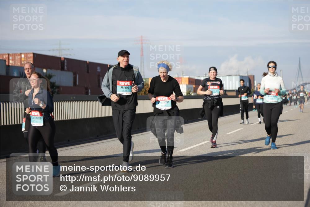 03.10.2025 - Köhlbrandbrückenlauf Jannik Wohlers http://msf.ph/oto/9089957 03.10.2025 10:10:09 Position 3 2375, 2526, 2557 meine-sportfotos.de