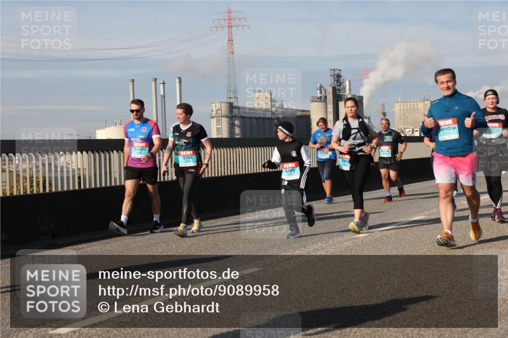 03.10.2025 - Köhlbrandbrückenlauf Lena Gebhardt http://msf.ph/oto/9089958 03.10.2025 10:07:24 Position 2 522, 3077, 2115 meine-sportfotos.de