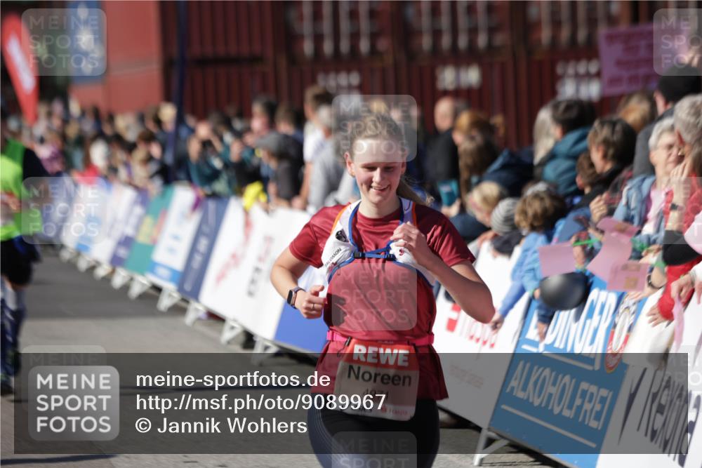 03.10.2025 - Köhlbrandbrückenlauf Jannik Wohlers http://msf.ph/oto/9089967 03.10.2025 13:19:28 Ziel 4593, 4691, 4971, 5009, 5405, 5443, 5451, 5578, 6057, 6230, 6576, 6753, 6776 meine-sportfotos.de