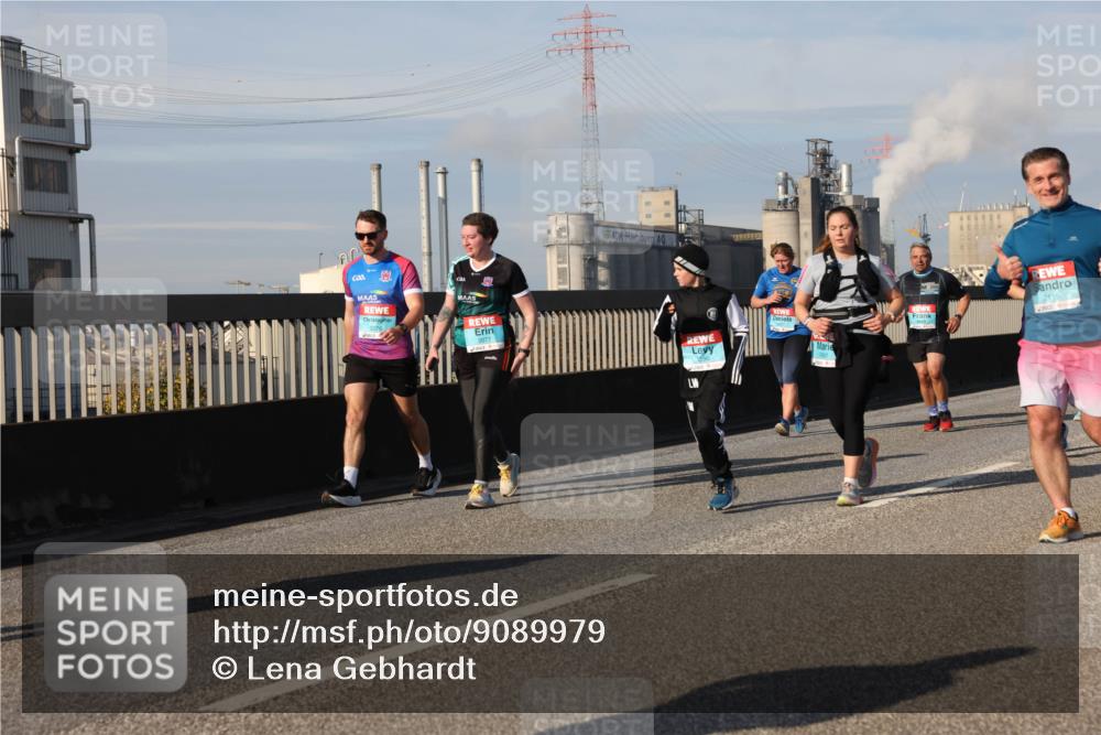 03.10.2025 - Köhlbrandbrückenlauf Lena Gebhardt http://msf.ph/oto/9089979 03.10.2025 10:07:24 Position 2 3076, 3077, 2115 meine-sportfotos.de