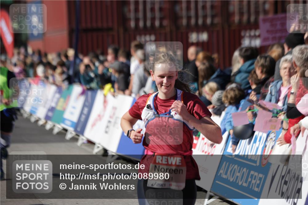 03.10.2025 - Köhlbrandbrückenlauf Jannik Wohlers http://msf.ph/oto/9089980 03.10.2025 13:19:28 Ziel 4593, 4691, 4971, 5009, 5405, 5443, 5451, 5578, 6057, 6230, 6576, 6753, 6776 meine-sportfotos.de