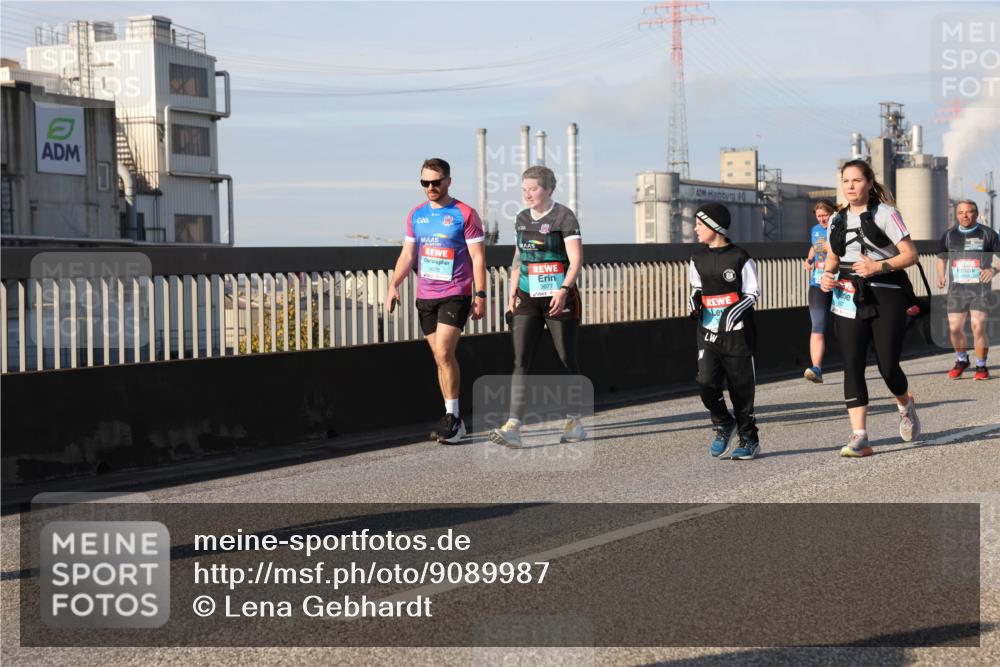 03.10.2025 - Köhlbrandbrückenlauf Lena Gebhardt http://msf.ph/oto/9089987 03.10.2025 10:07:24 Position 2 3076, 3077 meine-sportfotos.de
