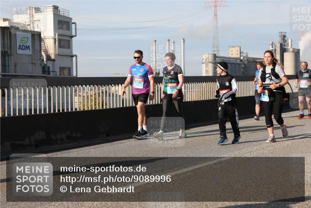 03.10.2025 - Köhlbrandbrückenlauf Lena Gebhardt http://msf.ph/oto/9089996 03.10.2025 10:07:24 Position 2 3076, 3077 meine-sportfotos.de