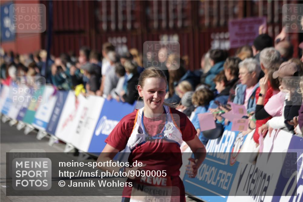 03.10.2025 - Köhlbrandbrückenlauf Jannik Wohlers http://msf.ph/oto/9090005 03.10.2025 13:19:28 Ziel 4593, 4691, 4971, 5009, 5405, 5443, 5451, 5578, 6057, 6230, 6576, 6753, 6776 meine-sportfotos.de