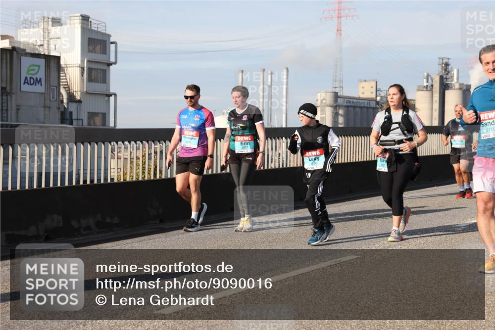 03.10.2025 - Köhlbrandbrückenlauf Lena Gebhardt http://msf.ph/oto/9090016 03.10.2025 10:07:25 Position 2 3076, 3077, 2115 meine-sportfotos.de