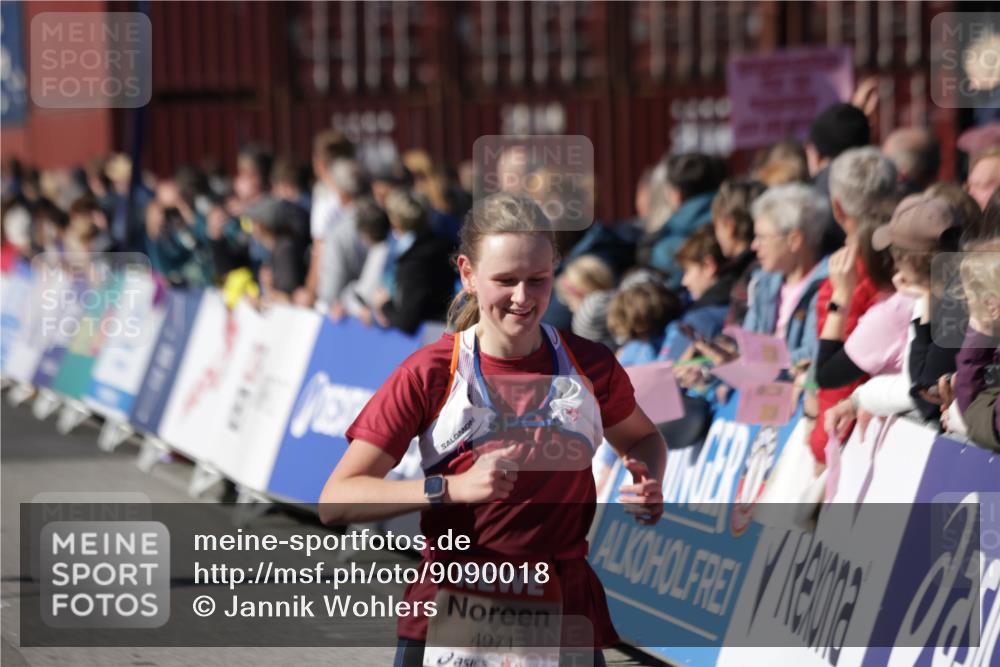 03.10.2025 - Köhlbrandbrückenlauf Jannik Wohlers http://msf.ph/oto/9090018 03.10.2025 13:19:28 Ziel 4593, 4691, 4971, 5009, 5405, 5443, 5451, 5578, 6057, 6230, 6576, 6753, 6776 meine-sportfotos.de