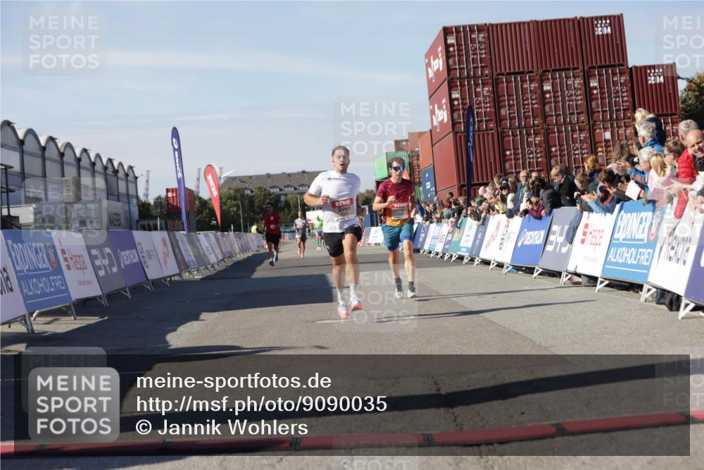 03.10.2025 - Köhlbrandbrückenlauf Jannik Wohlers http://msf.ph/oto/9090035 03.10.2025 12:53:46 Ziel 4043, 4088, 6085, 6422, 6624 meine-sportfotos.de