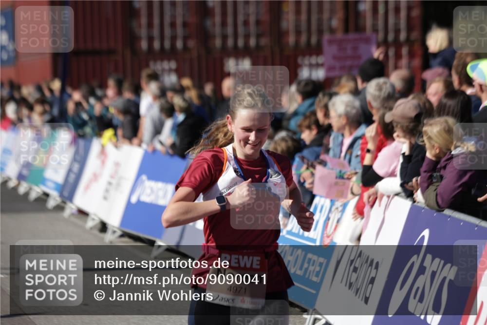 03.10.2025 - Köhlbrandbrückenlauf Jannik Wohlers http://msf.ph/oto/9090041 03.10.2025 13:19:28 Ziel 4593, 4691, 4971, 5009, 5405, 5443, 5451, 5578, 6057, 6230, 6576, 6753, 6776 meine-sportfotos.de