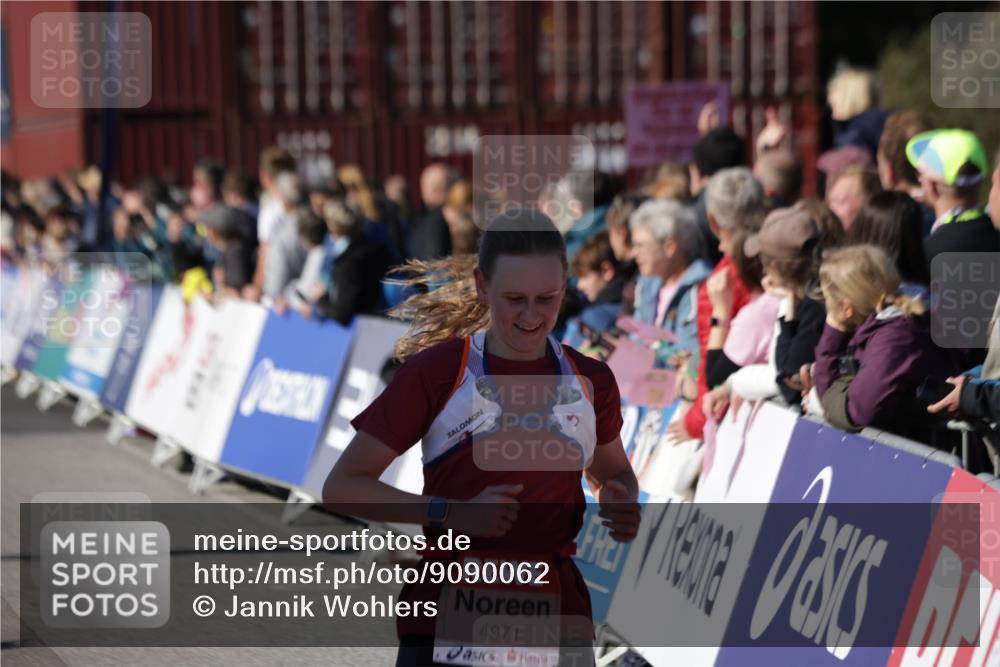 03.10.2025 - Köhlbrandbrückenlauf Jannik Wohlers http://msf.ph/oto/9090062 03.10.2025 13:19:28 Ziel 4593, 4691, 4971, 5009, 5405, 5443, 5451, 5578, 6057, 6230, 6576, 6753, 6776 meine-sportfotos.de
