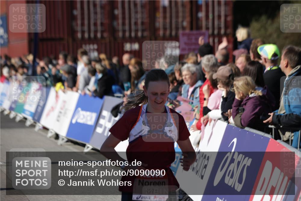 03.10.2025 - Köhlbrandbrückenlauf Jannik Wohlers http://msf.ph/oto/9090090 03.10.2025 13:19:28 Ziel 4593, 4691, 4971, 5009, 5405, 5443, 5451, 5578, 6057, 6230, 6576, 6753, 6776 meine-sportfotos.de