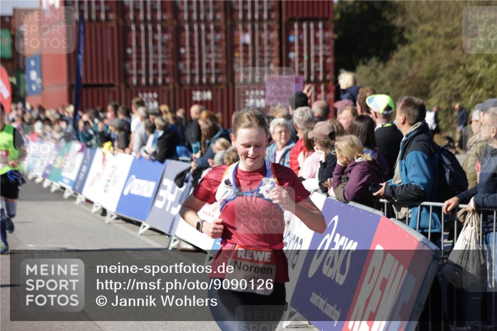 03.10.2025 - Köhlbrandbrückenlauf Jannik Wohlers http://msf.ph/oto/9090126 03.10.2025 13:19:29 Ziel 4593, 4691, 4971, 5009, 5405, 5443, 5451, 5578, 6057, 6230, 6576, 6753, 6776 meine-sportfotos.de