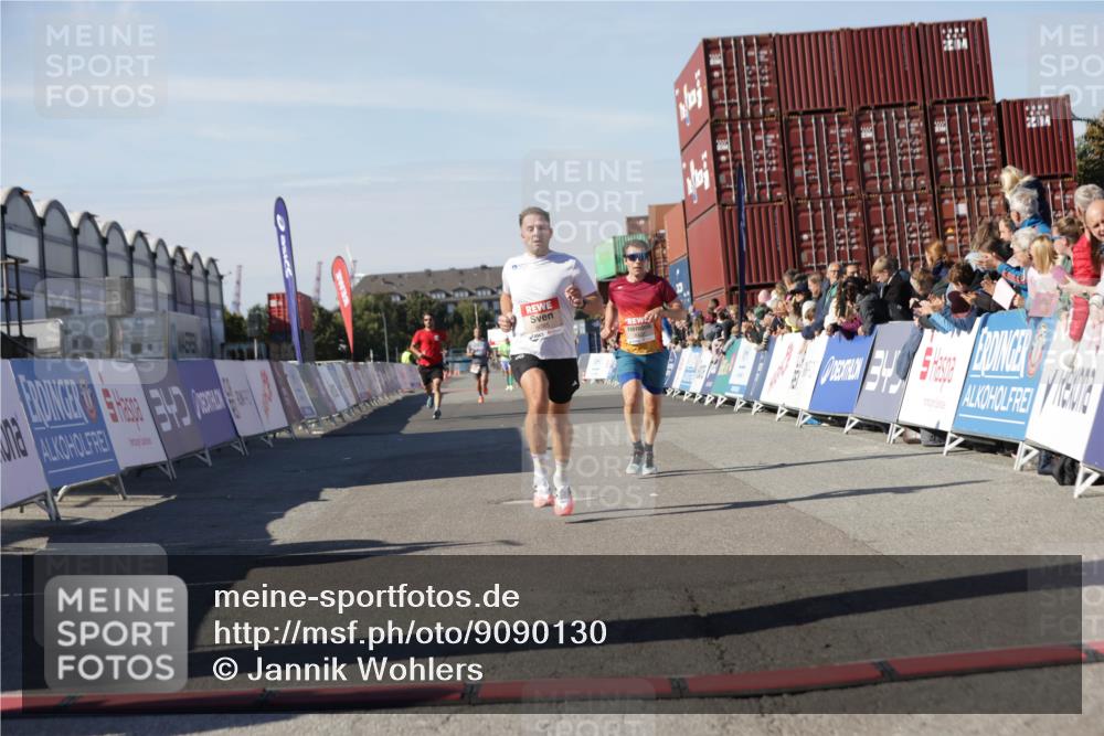 03.10.2025 - Köhlbrandbrückenlauf Jannik Wohlers http://msf.ph/oto/9090130 03.10.2025 12:53:46 Ziel 4043, 4088, 6085, 6422, 6624 meine-sportfotos.de