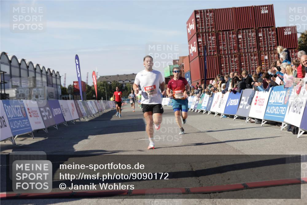 03.10.2025 - Köhlbrandbrückenlauf Jannik Wohlers http://msf.ph/oto/9090172 03.10.2025 12:53:47 Ziel 4043, 4088, 6085, 6422, 6624 meine-sportfotos.de