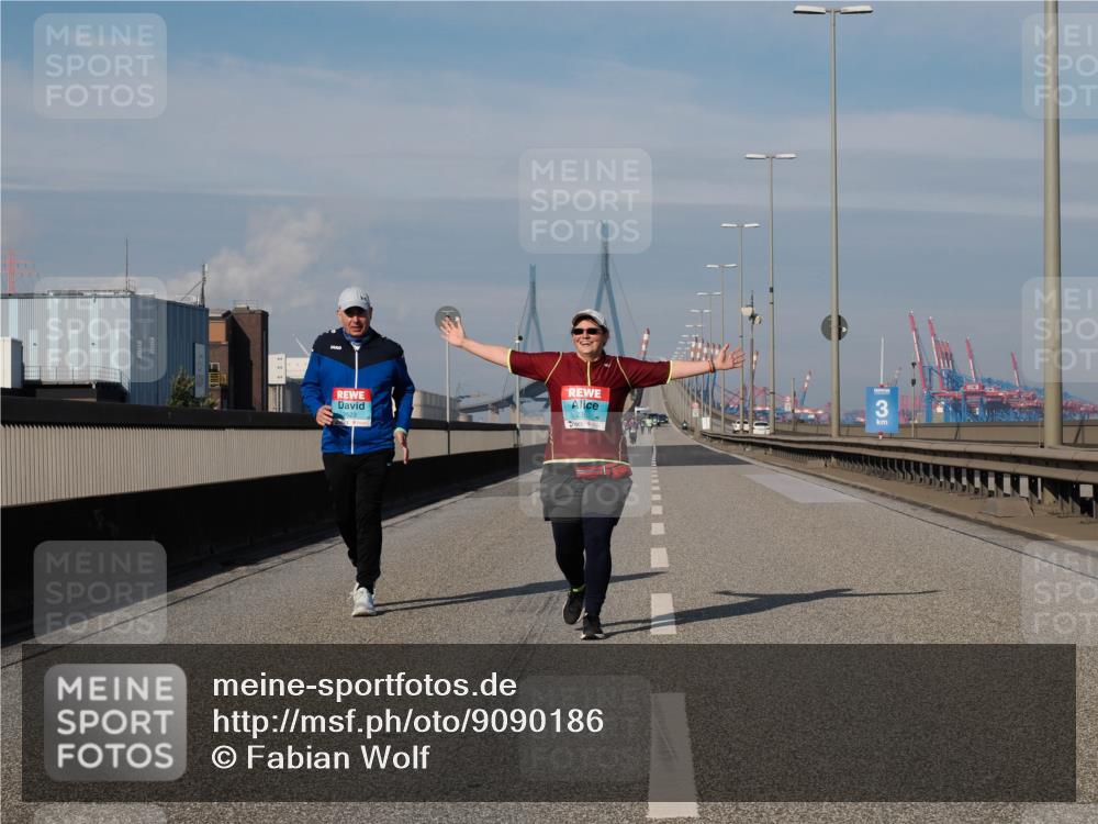 03.10.2025 - Köhlbrandbrückenlauf Fabian Wolf http://msf.ph/oto/9090186 03.10.2025 10:25:38 Position 3 3 meine-sportfotos.de