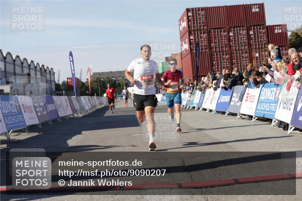 03.10.2025 - Köhlbrandbrückenlauf Jannik Wohlers http://msf.ph/oto/9090207 03.10.2025 12:53:47 Ziel 4043, 4088, 6085, 6422, 6624 meine-sportfotos.de