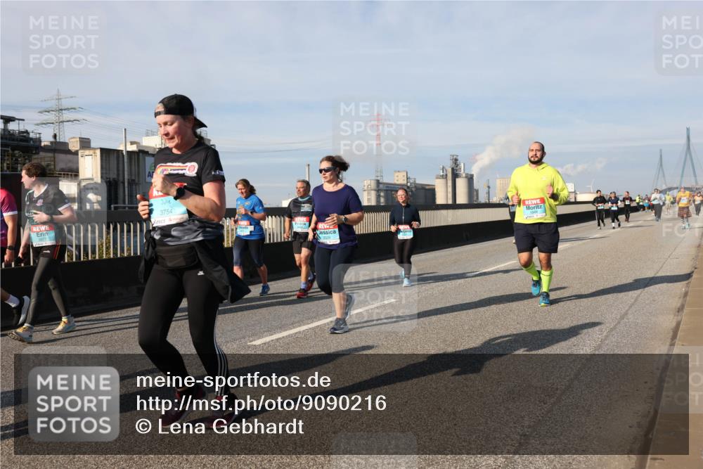 03.10.2025 - Köhlbrandbrückenlauf Lena Gebhardt http://msf.ph/oto/9090216 03.10.2025 10:07:28 Position 2 3077, 3754, 2339 meine-sportfotos.de