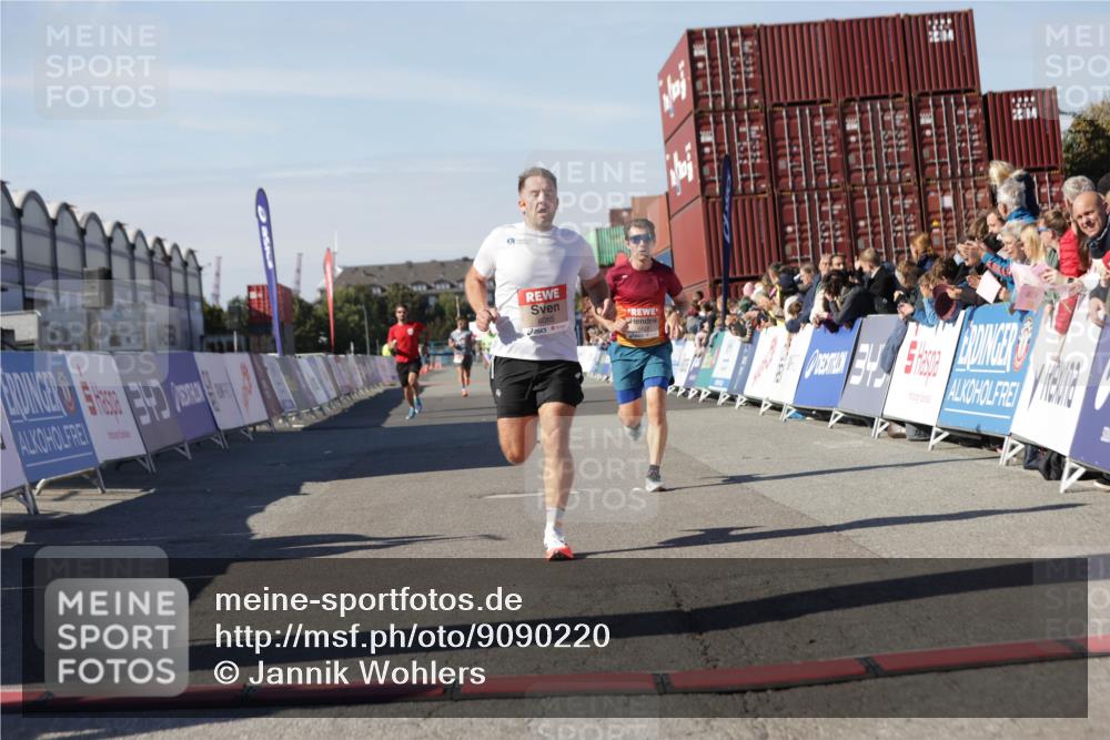 03.10.2025 - Köhlbrandbrückenlauf Jannik Wohlers http://msf.ph/oto/9090220 03.10.2025 12:53:47 Ziel 4043, 4088, 6085, 6422, 6624 meine-sportfotos.de