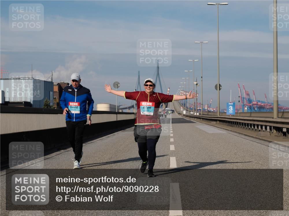 03.10.2025 - Köhlbrandbrückenlauf Fabian Wolf http://msf.ph/oto/9090228 03.10.2025 10:25:39 Position 3 3 meine-sportfotos.de
