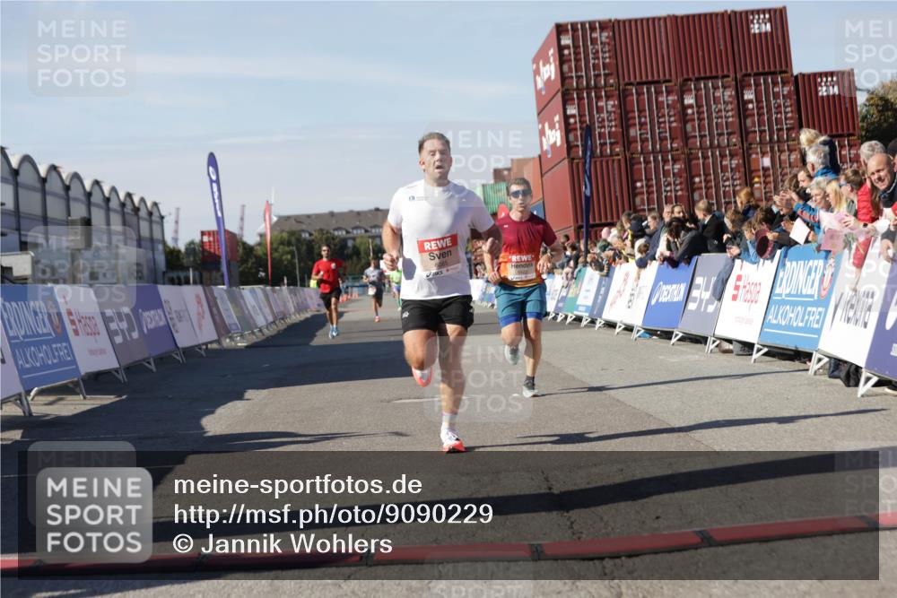 03.10.2025 - Köhlbrandbrückenlauf Jannik Wohlers http://msf.ph/oto/9090229 03.10.2025 12:53:47 Ziel 4043, 4088, 6085, 6422, 6624 meine-sportfotos.de