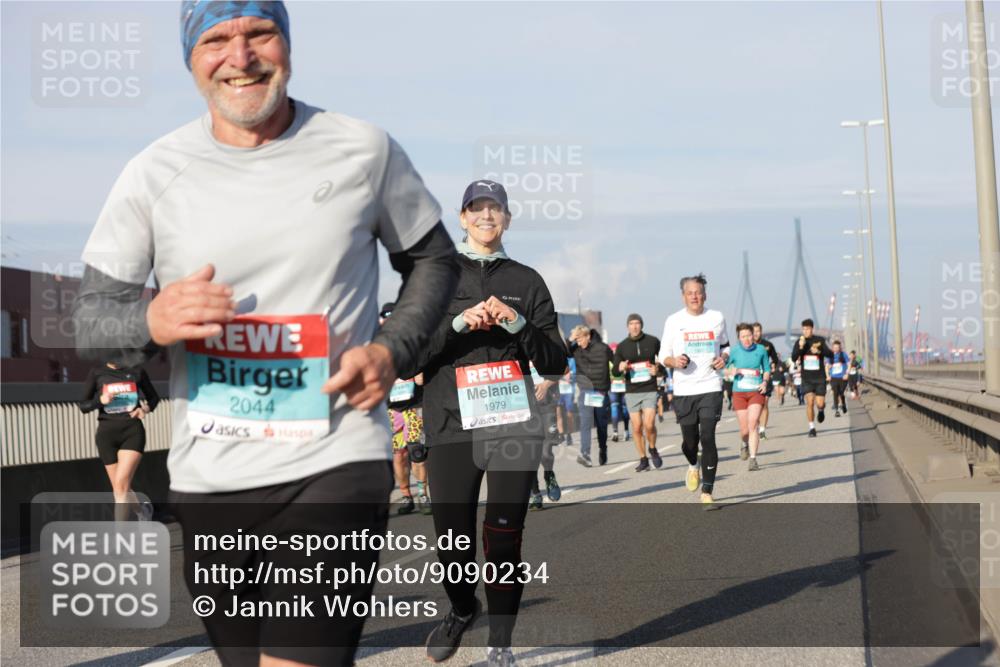 03.10.2025 - Köhlbrandbrückenlauf Jannik Wohlers http://msf.ph/oto/9090234 03.10.2025 09:58:55 Position 3 2044, 1979, 1947 meine-sportfotos.de