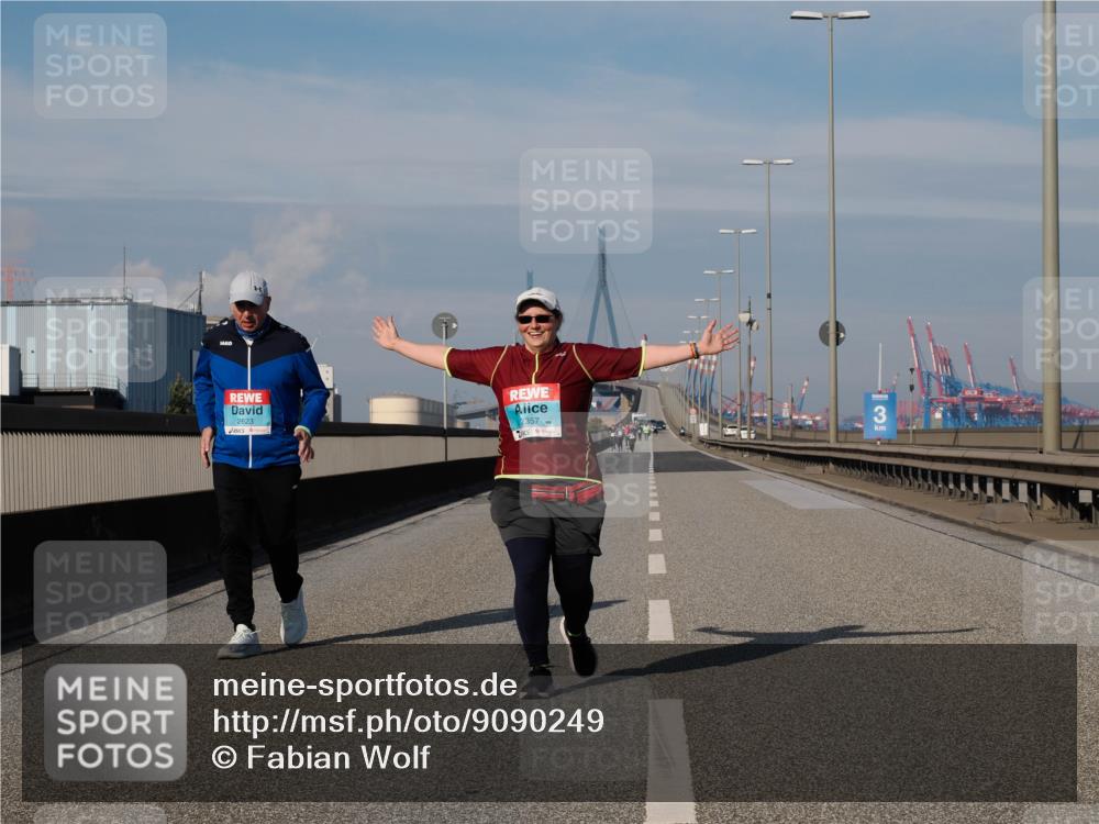 03.10.2025 - Köhlbrandbrückenlauf Fabian Wolf http://msf.ph/oto/9090249 03.10.2025 10:25:40 Position 3 2623, 2357, 3 meine-sportfotos.de