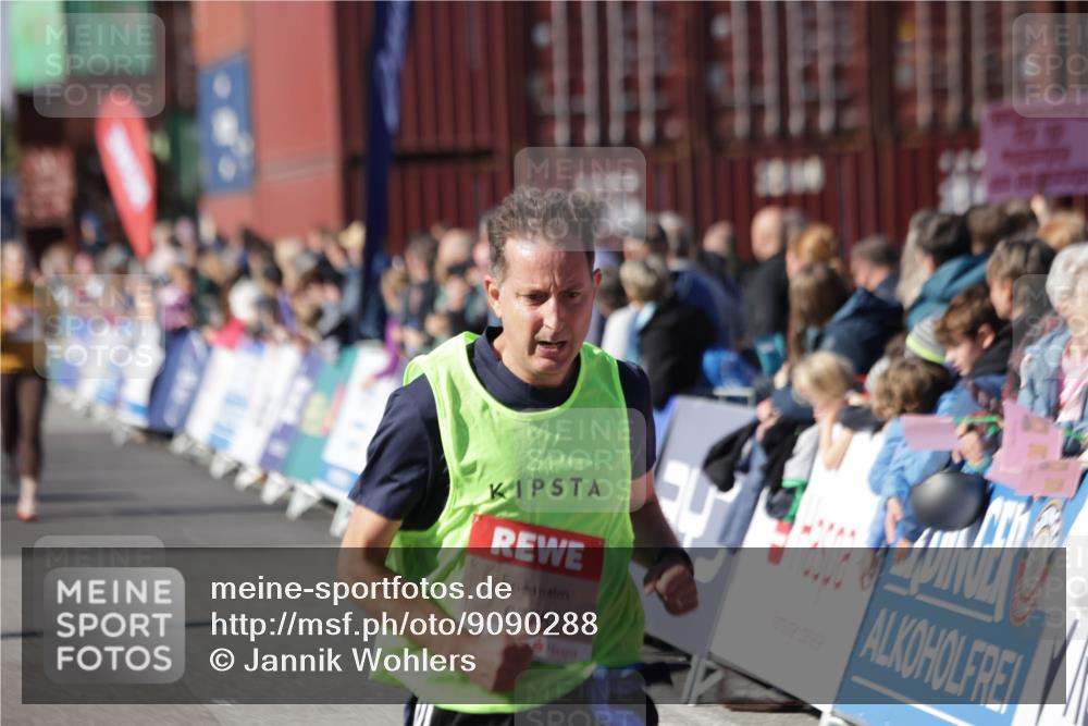 03.10.2025 - Köhlbrandbrückenlauf Jannik Wohlers http://msf.ph/oto/9090288 03.10.2025 13:19:31 Ziel 4691, 4971, 5009, 5405, 5443, 5451, 5578, 5838, 6057, 6230, 6753, 6776 meine-sportfotos.de