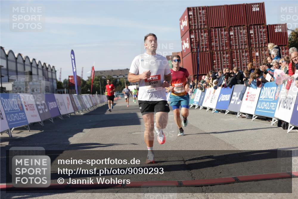 03.10.2025 - Köhlbrandbrückenlauf Jannik Wohlers http://msf.ph/oto/9090293 03.10.2025 12:53:47 Ziel 4043, 4088, 6085, 6422, 6624 meine-sportfotos.de