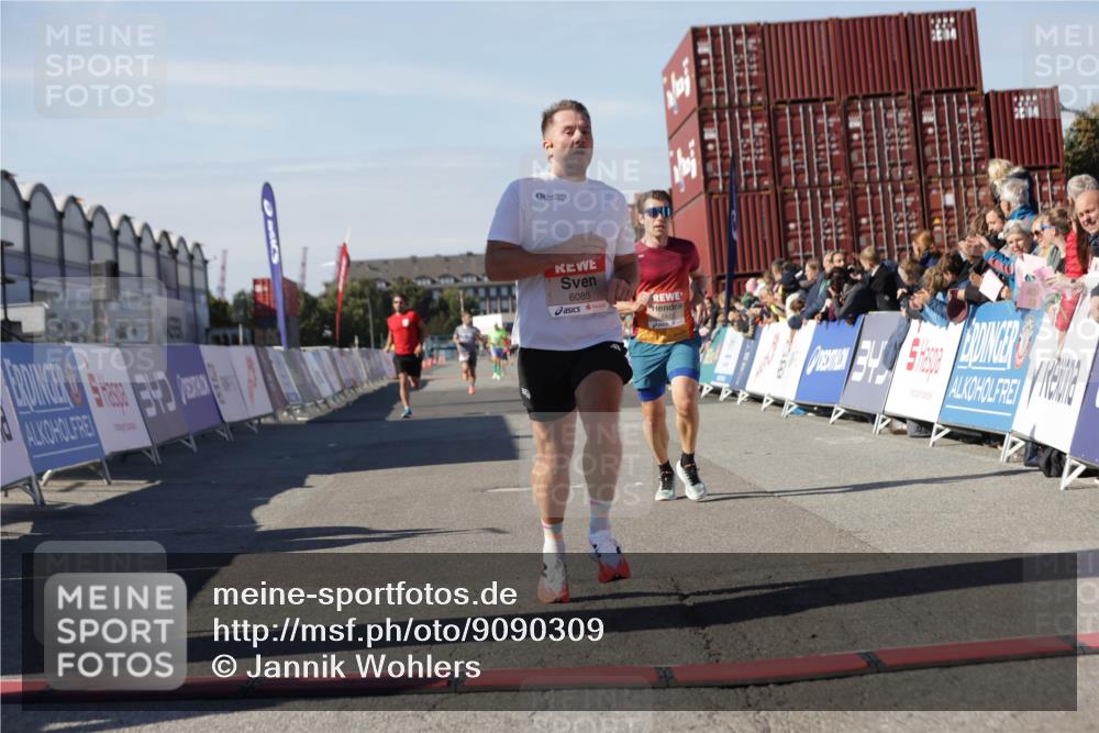03.10.2025 - Köhlbrandbrückenlauf Jannik Wohlers http://msf.ph/oto/9090309 03.10.2025 12:53:47 Ziel 4043, 4088, 6085, 6422, 6624 meine-sportfotos.de