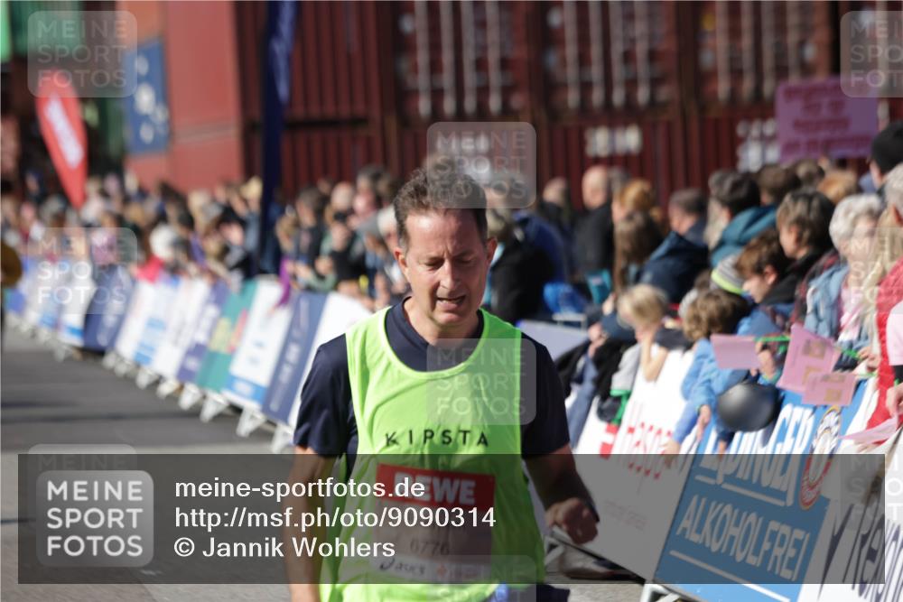 03.10.2025 - Köhlbrandbrückenlauf Jannik Wohlers http://msf.ph/oto/9090314 03.10.2025 13:19:32 Ziel 4691, 4971, 5009, 5405, 5443, 5451, 5578, 5838, 6230, 6753, 6776 meine-sportfotos.de