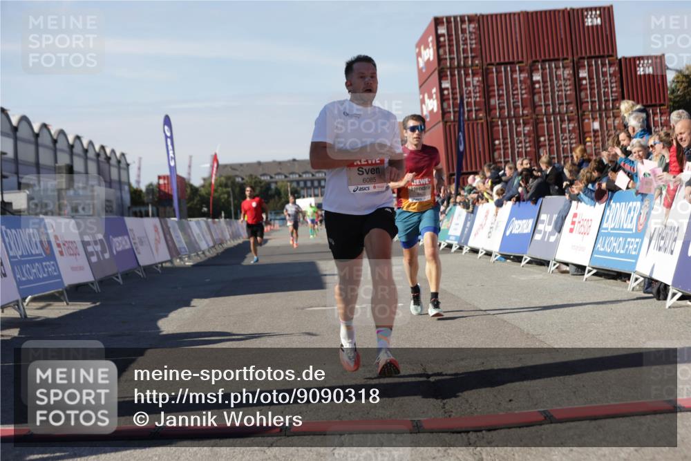 03.10.2025 - Köhlbrandbrückenlauf Jannik Wohlers http://msf.ph/oto/9090318 03.10.2025 12:53:48 Ziel 4043, 4088, 6085, 6422, 6624 meine-sportfotos.de