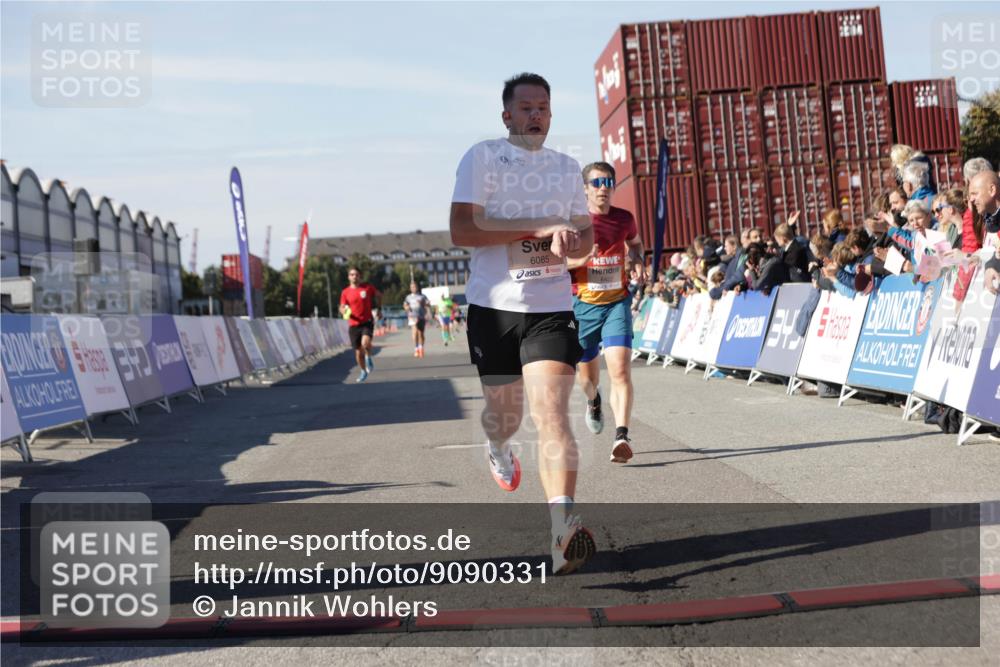03.10.2025 - Köhlbrandbrückenlauf Jannik Wohlers http://msf.ph/oto/9090331 03.10.2025 12:53:48 Ziel 4043, 4088, 6085, 6422, 6624 meine-sportfotos.de