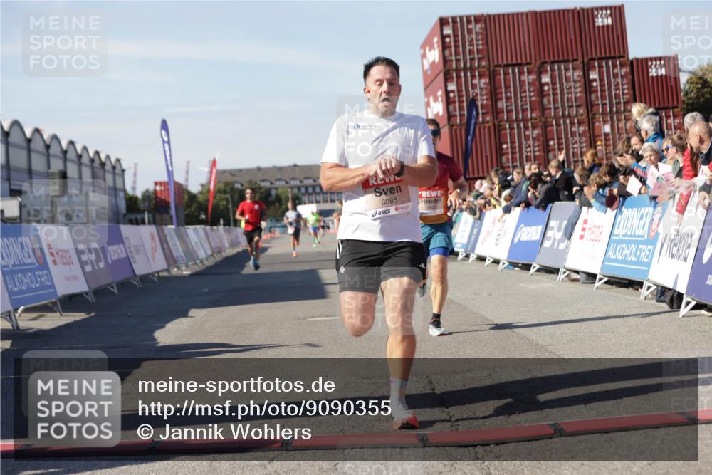 03.10.2025 - Köhlbrandbrückenlauf Jannik Wohlers http://msf.ph/oto/9090355 03.10.2025 12:53:48 Ziel 4043, 4088, 6085, 6422, 6624 meine-sportfotos.de