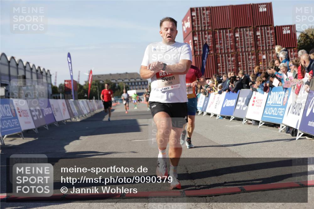 03.10.2025 - Köhlbrandbrückenlauf Jannik Wohlers http://msf.ph/oto/9090379 03.10.2025 12:53:48 Ziel 4043, 4088, 6085, 6422, 6624 meine-sportfotos.de