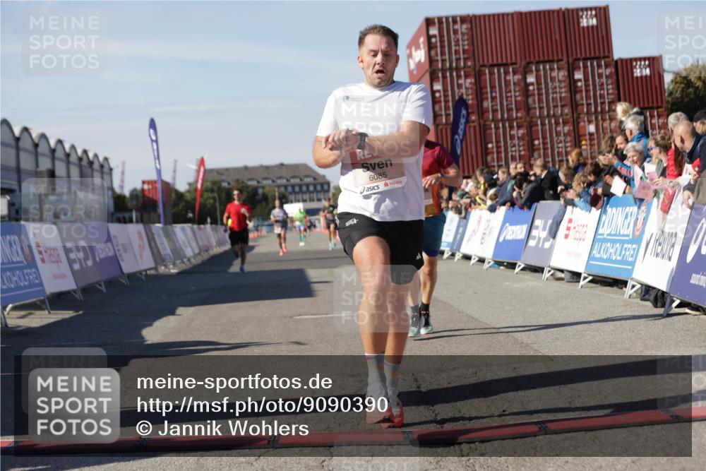 03.10.2025 - Köhlbrandbrückenlauf Jannik Wohlers http://msf.ph/oto/9090390 03.10.2025 12:53:48 Ziel 4043, 4088, 6085, 6422, 6624 meine-sportfotos.de