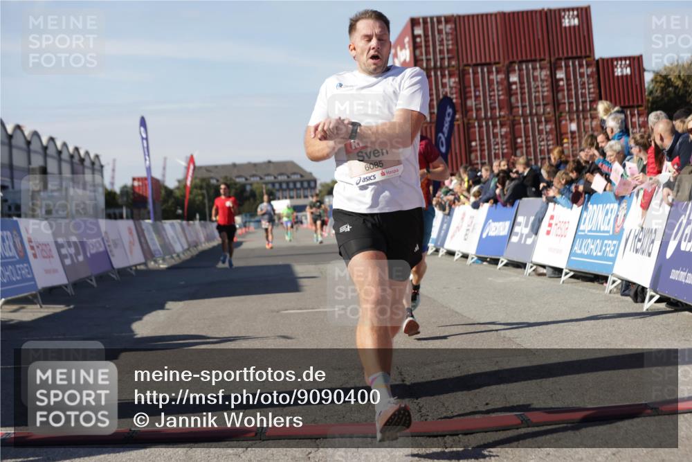 03.10.2025 - Köhlbrandbrückenlauf Jannik Wohlers http://msf.ph/oto/9090400 03.10.2025 12:53:48 Ziel 4043, 4088, 6085, 6422, 6624 meine-sportfotos.de