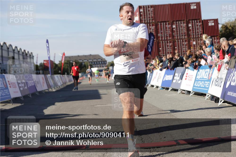 03.10.2025 - Köhlbrandbrückenlauf Jannik Wohlers http://msf.ph/oto/9090411 03.10.2025 12:53:48 Ziel 4043, 4088, 6085, 6422, 6624 meine-sportfotos.de