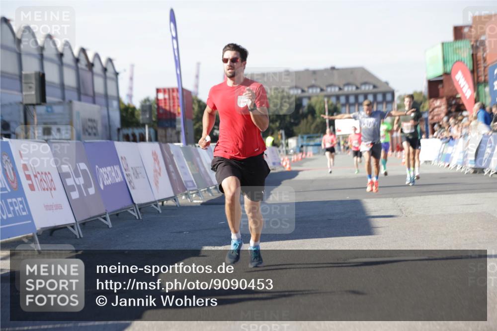 03.10.2025 - Köhlbrandbrückenlauf Jannik Wohlers http://msf.ph/oto/9090453 03.10.2025 12:53:51 Ziel 4043, 4088, 6002, 6085, 6422, 6624 meine-sportfotos.de