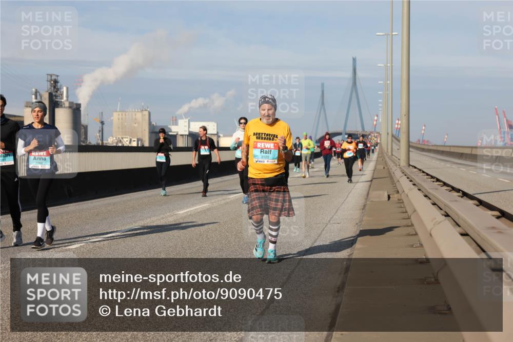 03.10.2025 - Köhlbrandbrückenlauf Lena Gebhardt http://msf.ph/oto/9090475 03.10.2025 10:07:36 Position 2 2263, 3122 meine-sportfotos.de