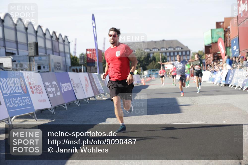 03.10.2025 - Köhlbrandbrückenlauf Jannik Wohlers http://msf.ph/oto/9090487 03.10.2025 12:53:51 Ziel 4043, 4088, 6002, 6085, 6422, 6624 meine-sportfotos.de