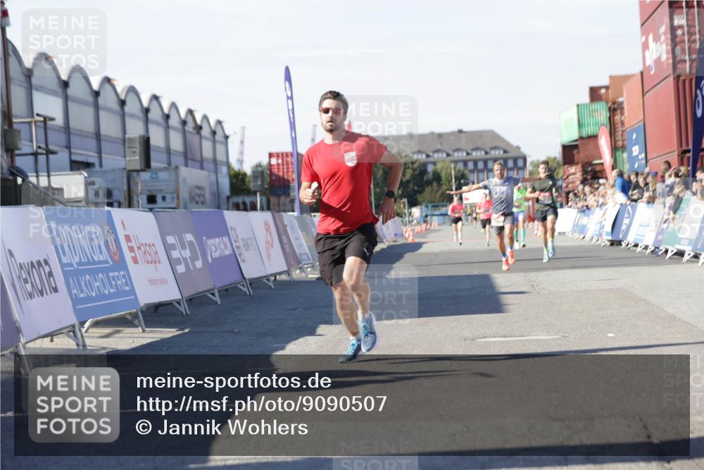 03.10.2025 - Köhlbrandbrückenlauf Jannik Wohlers http://msf.ph/oto/9090507 03.10.2025 12:53:51 Ziel 4043, 4088, 6002, 6085, 6422, 6624 meine-sportfotos.de