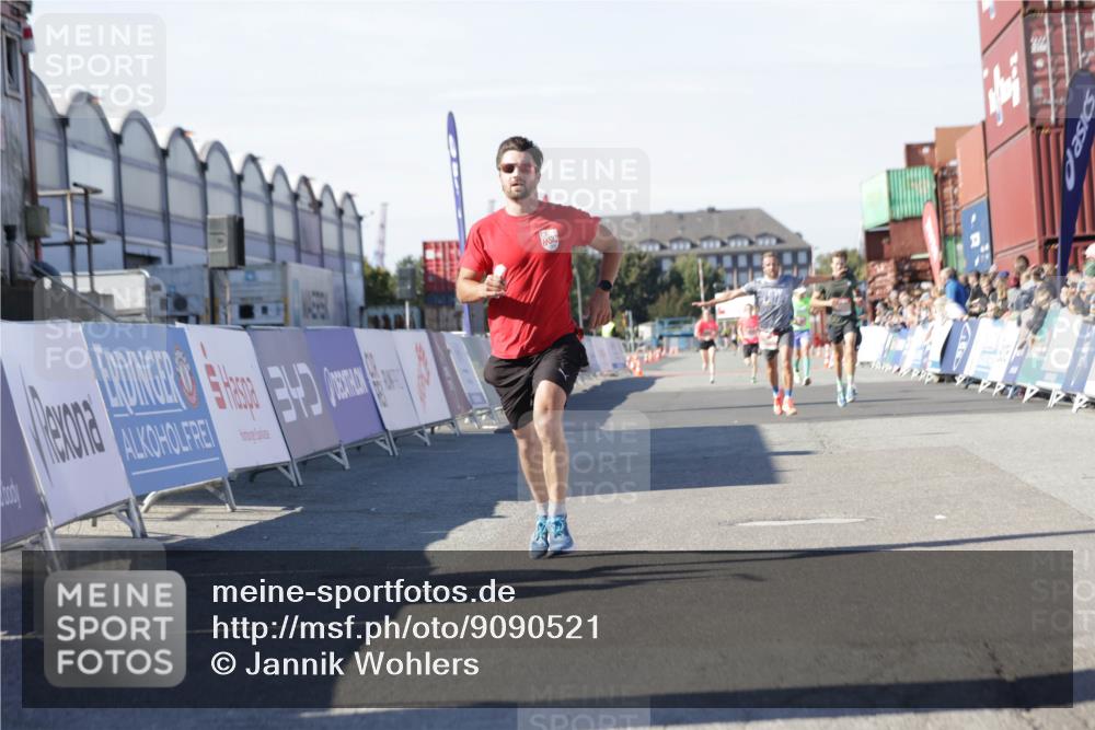 03.10.2025 - Köhlbrandbrückenlauf Jannik Wohlers http://msf.ph/oto/9090521 03.10.2025 12:53:51 Ziel 4043, 4088, 6002, 6085, 6422, 6624 meine-sportfotos.de