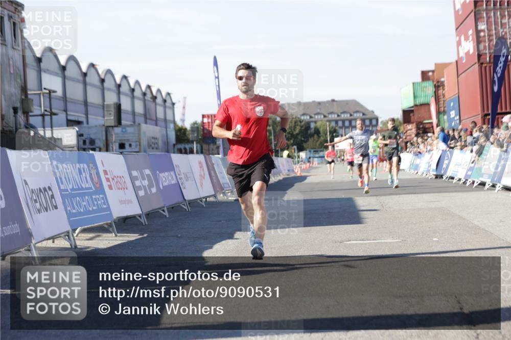 03.10.2025 - Köhlbrandbrückenlauf Jannik Wohlers http://msf.ph/oto/9090531 03.10.2025 12:53:51 Ziel 4043, 4088, 6002, 6085, 6422, 6624 meine-sportfotos.de