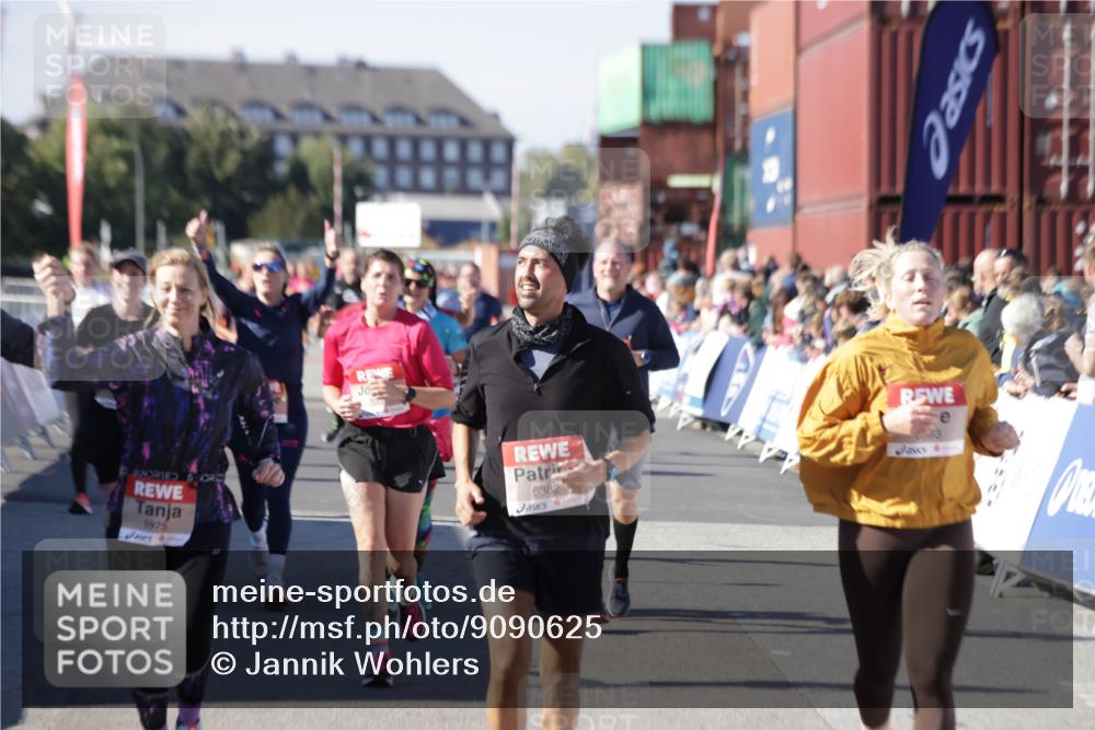 03.10.2025 - Köhlbrandbrückenlauf Jannik Wohlers http://msf.ph/oto/9090625 03.10.2025 13:19:39 Ziel 4691, 4981, 5047, 5148, 5647, 5648, 5650, 5838, 5931, 5975, 6382, 6383, 6509, 6600, 6776 meine-sportfotos.de