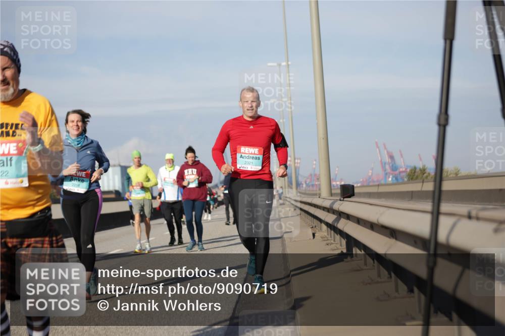 03.10.2025 - Köhlbrandbrückenlauf Jannik Wohlers http://msf.ph/oto/9090719 03.10.2025 10:10:32 Position 3 22, 2258, 2321 meine-sportfotos.de