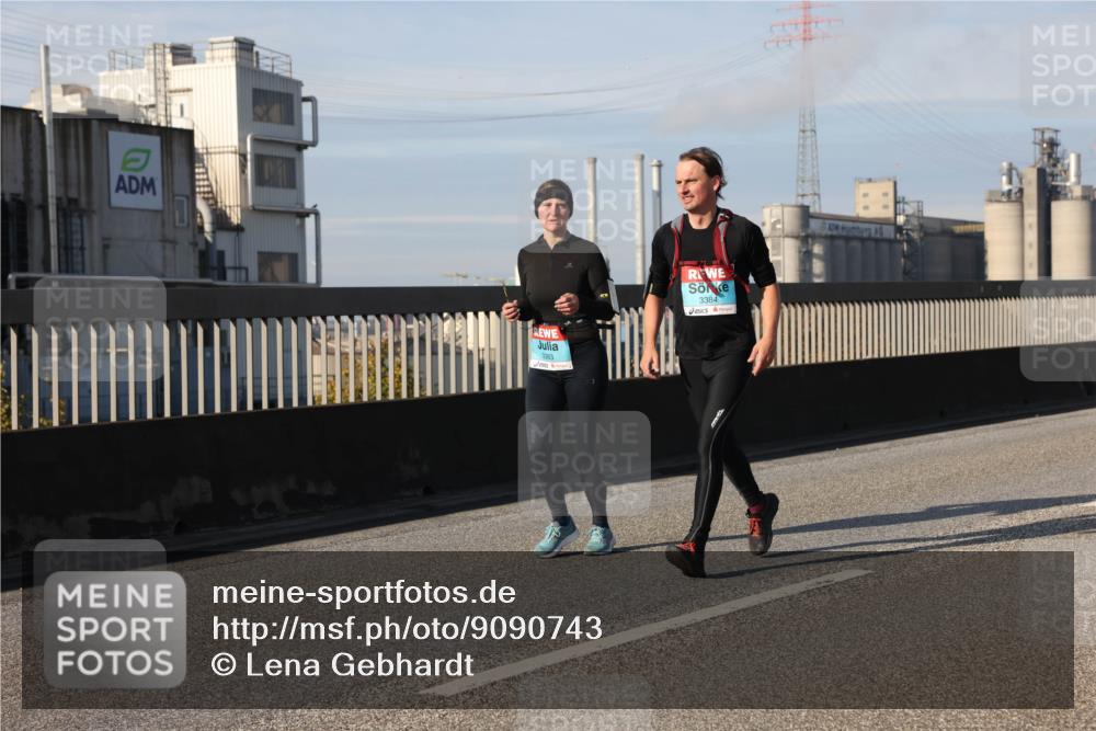 03.10.2025 - Köhlbrandbrückenlauf Lena Gebhardt http://msf.ph/oto/9090743 03.10.2025 10:07:43 Position 2 3383, 3384 meine-sportfotos.de