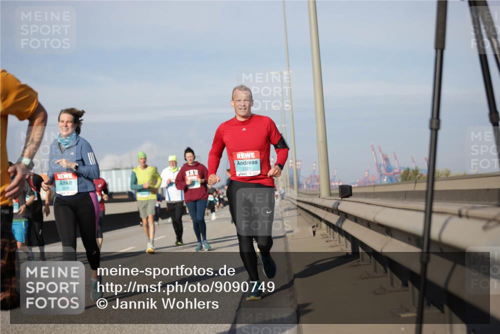 03.10.2025 - Köhlbrandbrückenlauf Jannik Wohlers http://msf.ph/oto/9090749 03.10.2025 10:10:33 Position 3 2258, 2321 meine-sportfotos.de