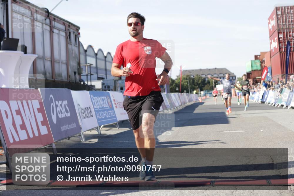 03.10.2025 - Köhlbrandbrückenlauf Jannik Wohlers http://msf.ph/oto/9090757 03.10.2025 12:53:53 Ziel 4088, 6002, 6085, 6422, 6817 meine-sportfotos.de
