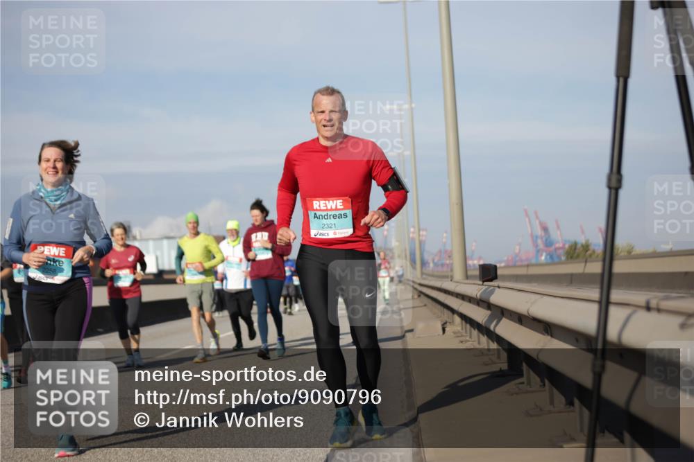 03.10.2025 - Köhlbrandbrückenlauf Jannik Wohlers http://msf.ph/oto/9090796 03.10.2025 10:10:33 Position 3 2258, 2321 meine-sportfotos.de